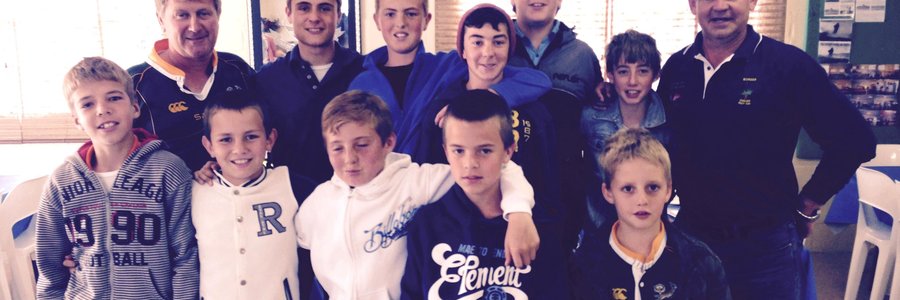  Die groep juniors wat Overberg Boothengelklub se “Junior Ontwikkelingsdag” bygewoon het, met voorsitter DP Burger regs (Foto: ‘n Klublid)